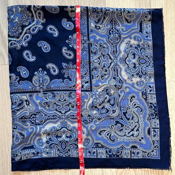 Italian Soft Lightweight Wool Scarf - Picture 4 of 5